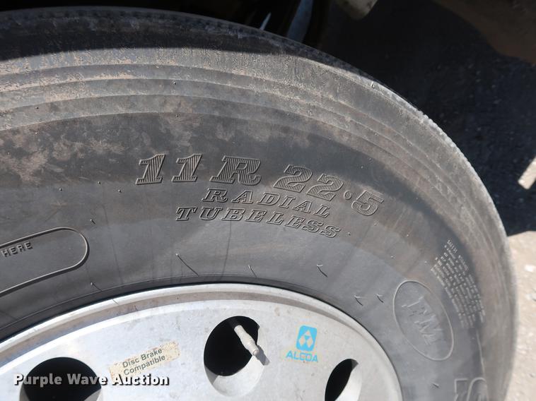 image for item DD9583 2005 Kenworth T300 service truck with crane