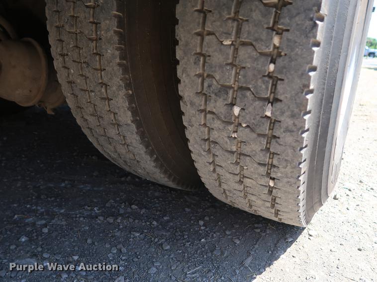 image for item DD9583 2005 Kenworth T300 service truck with crane