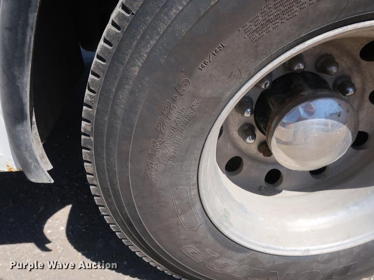 image for item DD9583 2005 Kenworth T300 service truck with crane