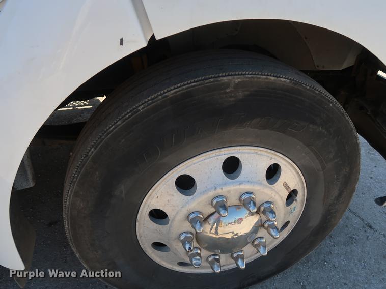 image for item DD9583 2005 Kenworth T300 service truck with crane