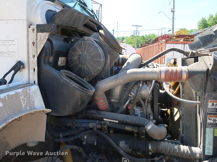 image for item DD9583 2005 Kenworth T300 service truck with crane