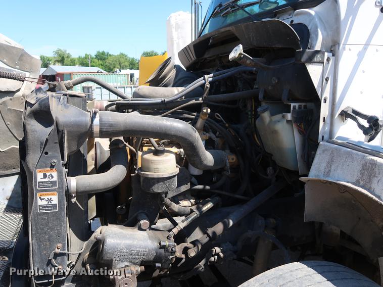 image for item DD9583 2005 Kenworth T300 service truck with crane