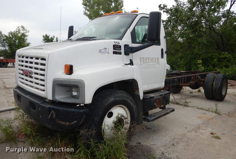 image for item DE1744 2003 GMC C7500 truck cab and chassis