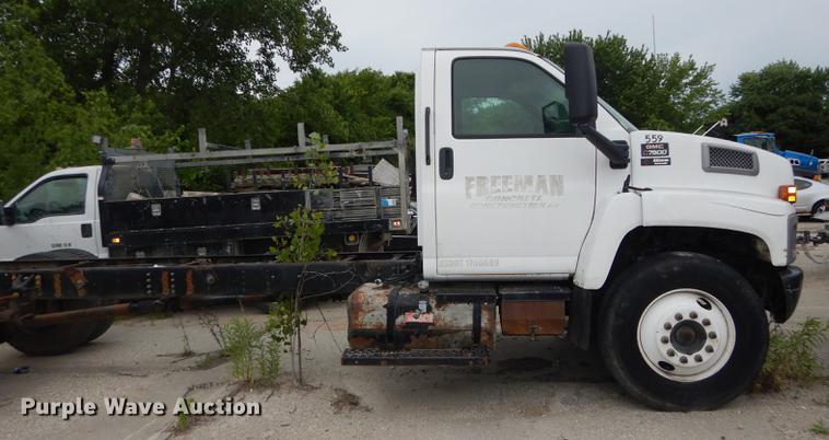 image for item DE1744 2003 GMC C7500 truck cab and chassis