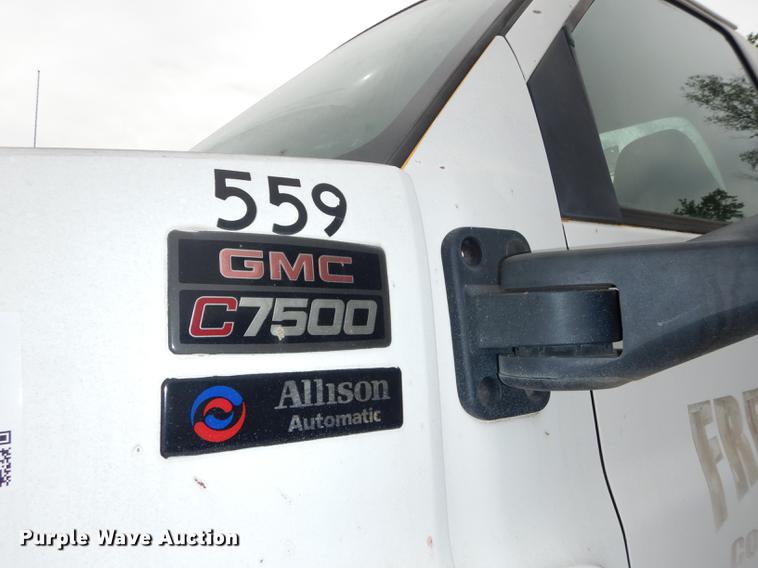 image for item DE1744 2003 GMC C7500 truck cab and chassis