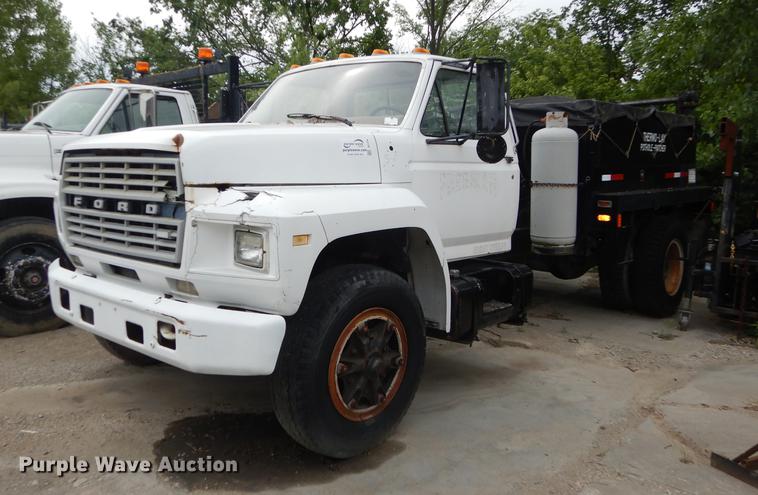 image for item DE1758 1984 Ford F700 flatbed truck with pot hole patcher