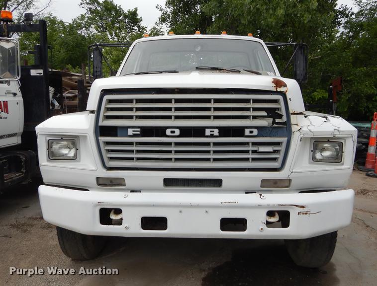 image for item DE1758 1984 Ford F700 flatbed truck with pot hole patcher