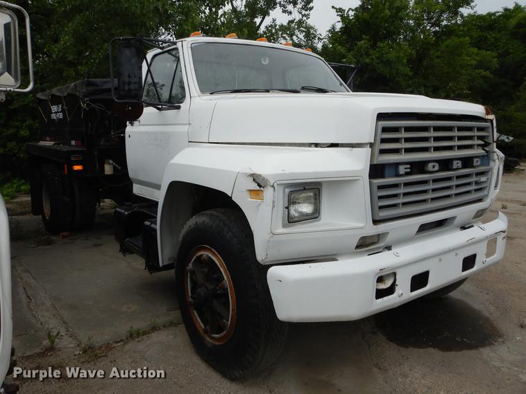 image for item DE1758 1984 Ford F700 flatbed truck with pot hole patcher