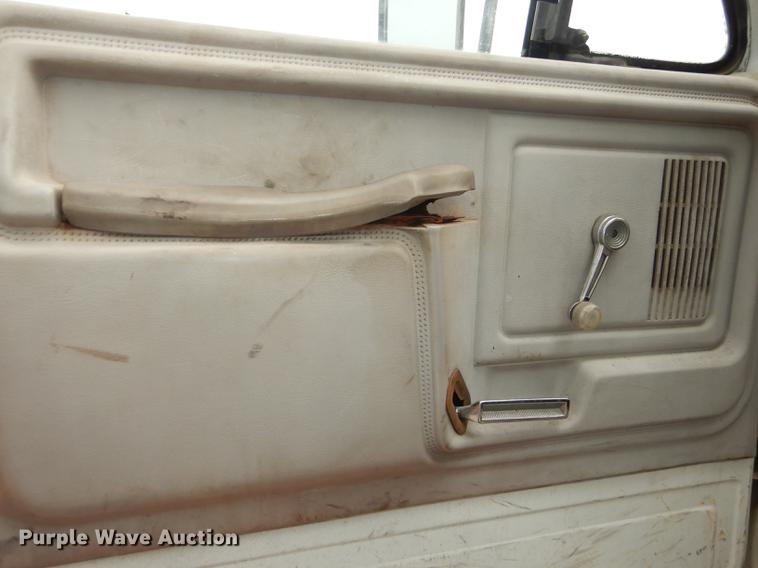 image for item DE1758 1984 Ford F700 flatbed truck with pot hole patcher