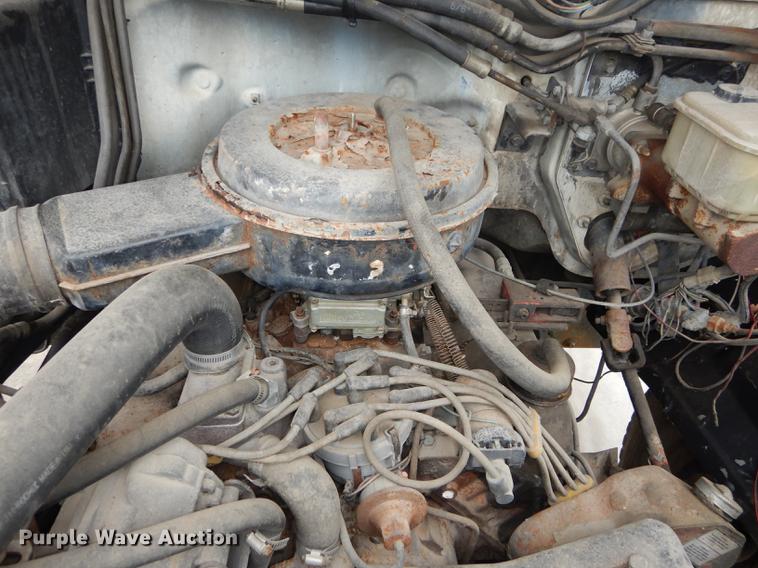 image for item DE1758 1984 Ford F700 flatbed truck with pot hole patcher