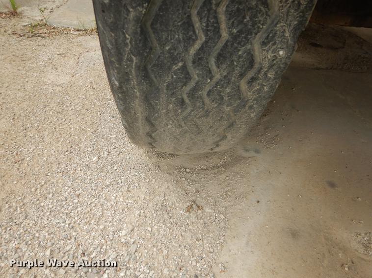 image for item DE1758 1984 Ford F700 flatbed truck with pot hole patcher