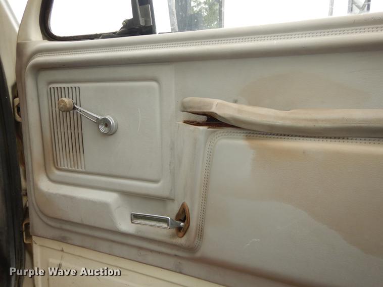 image for item DE1758 1984 Ford F700 flatbed truck with pot hole patcher