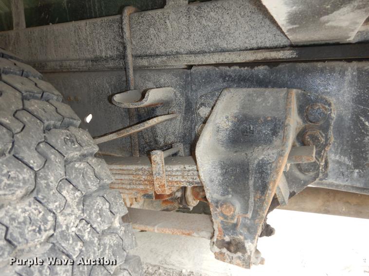 image for item DE1758 1984 Ford F700 flatbed truck with pot hole patcher