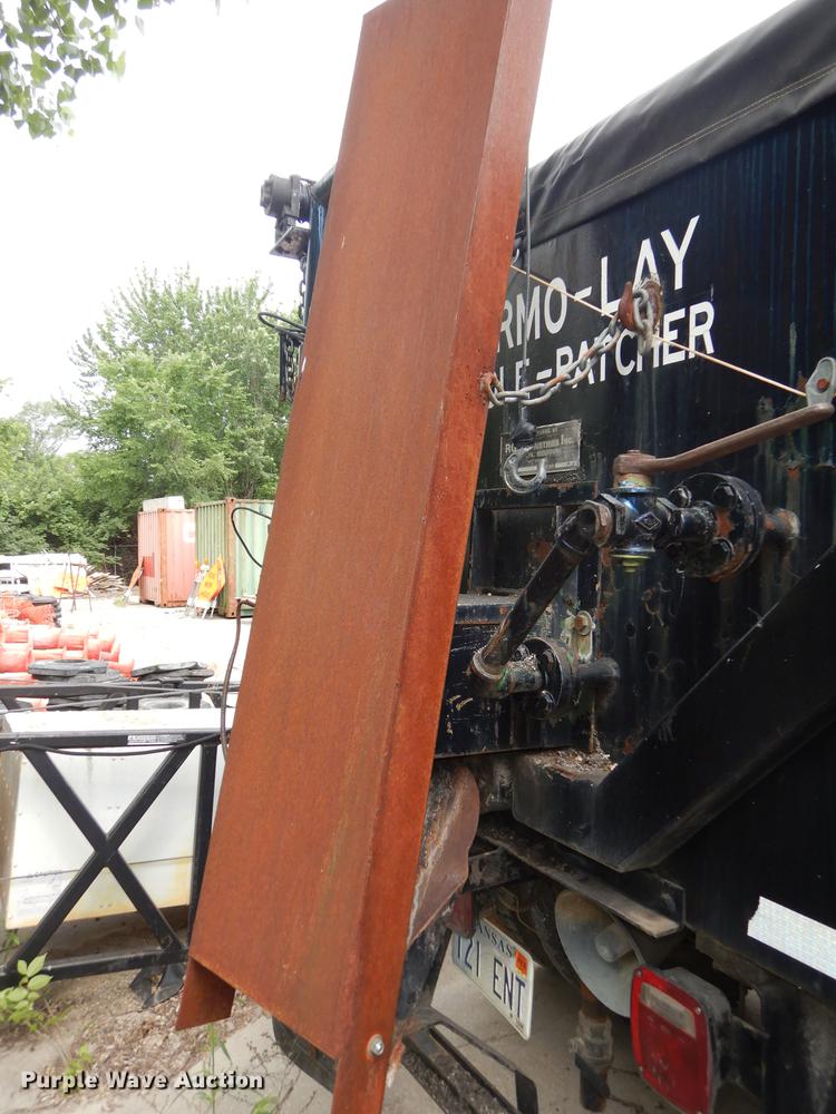 image for item DE1758 1984 Ford F700 flatbed truck with pot hole patcher