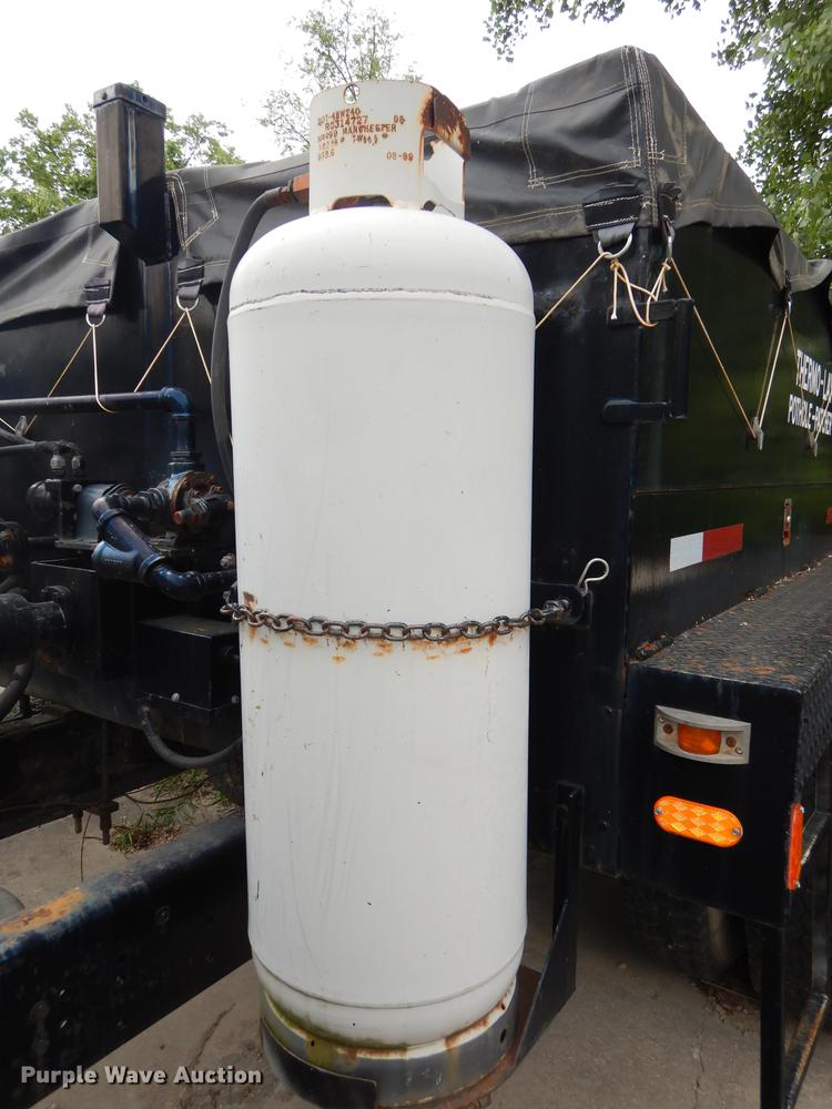 image for item DE1758 1984 Ford F700 flatbed truck with pot hole patcher