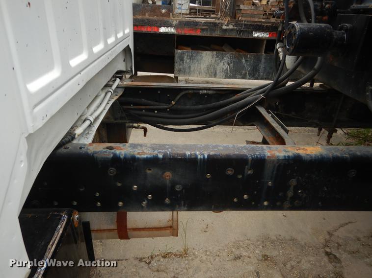 image for item DE1758 1984 Ford F700 flatbed truck with pot hole patcher