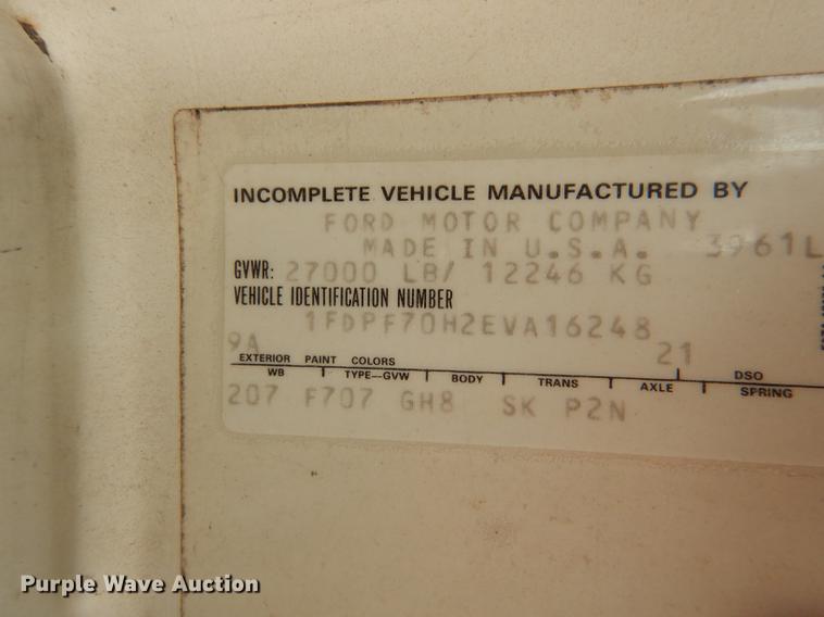 image for item DE1758 1984 Ford F700 flatbed truck with pot hole patcher