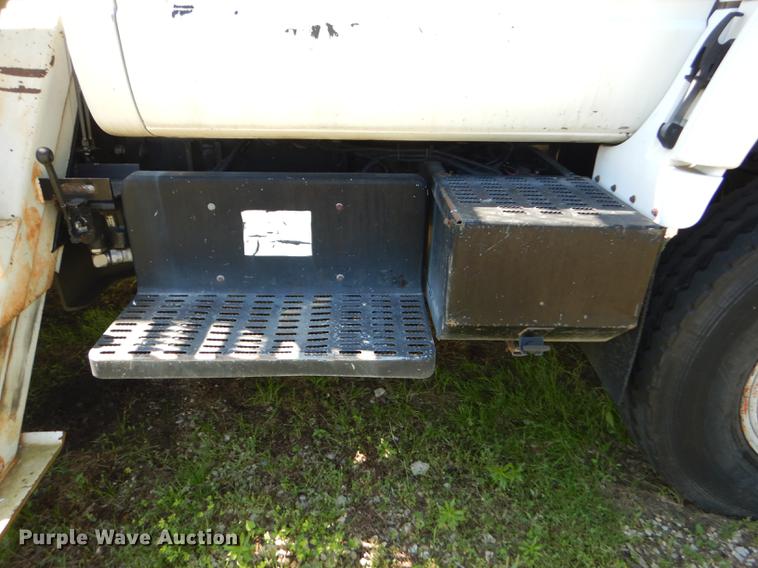 image for item DE1788 1992 GMC TopKick SL bucket truck