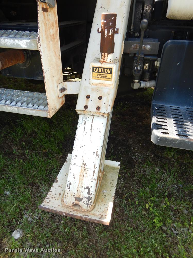 image for item DE1788 1992 GMC TopKick SL bucket truck