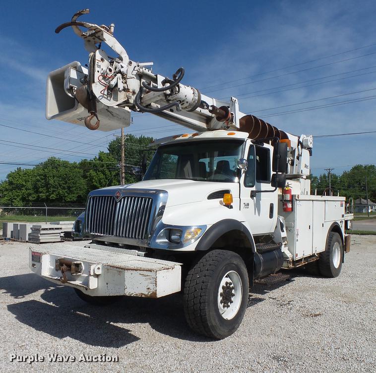 image for item DE3662 2004 International 7400 digger derrick truck