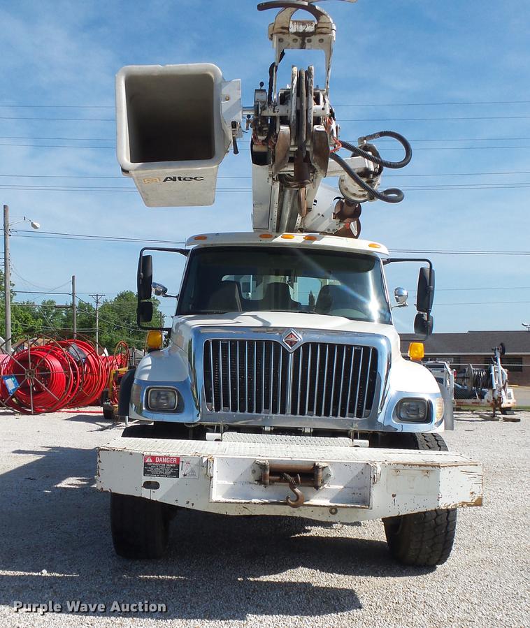 image for item DE3662 2004 International 7400 digger derrick truck