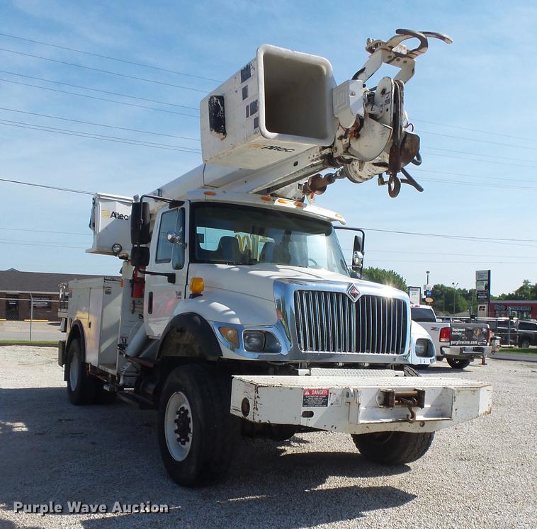 image for item DE3662 2004 International 7400 digger derrick truck