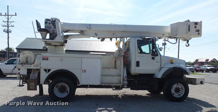 image for item DE3662 2004 International 7400 digger derrick truck