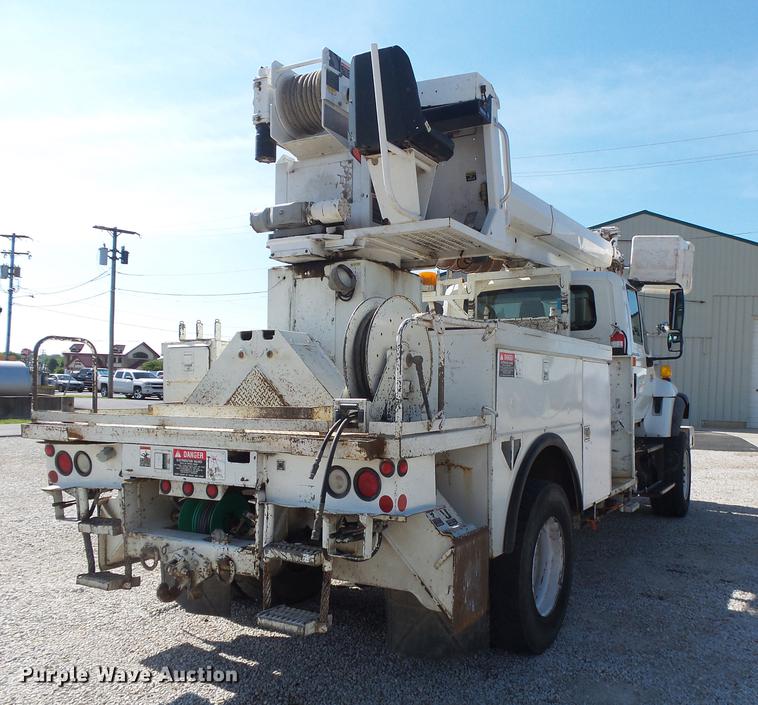 image for item DE3662 2004 International 7400 digger derrick truck