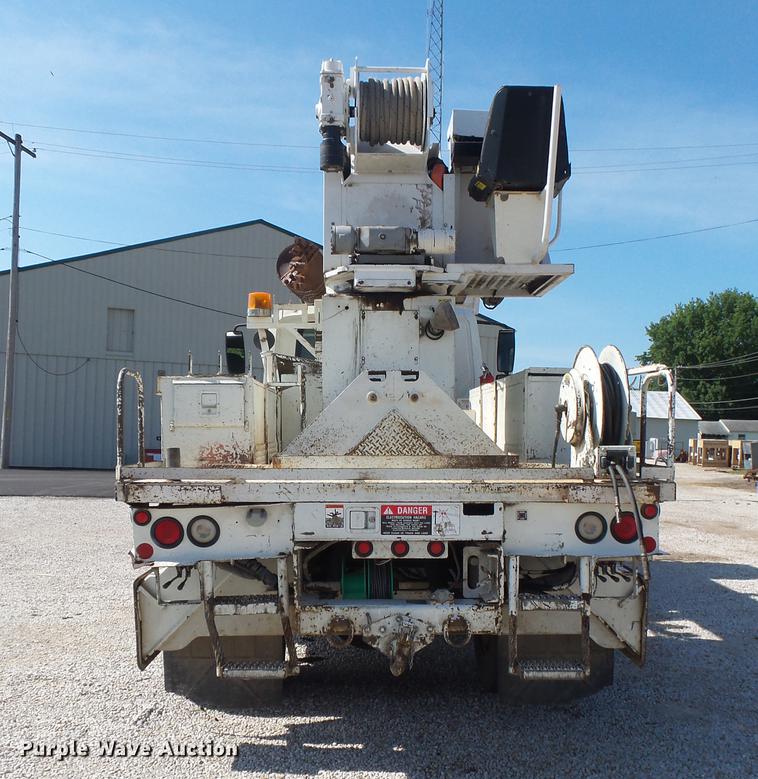 image for item DE3662 2004 International 7400 digger derrick truck