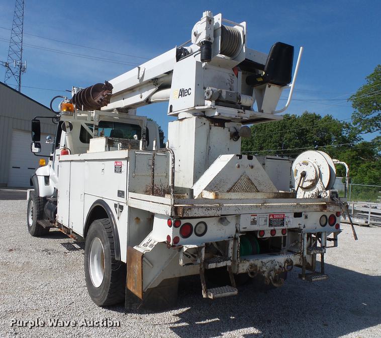 image for item DE3662 2004 International 7400 digger derrick truck