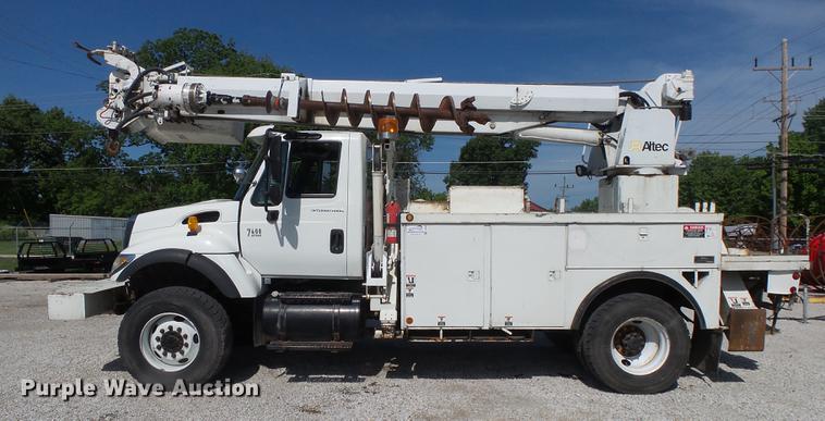 image for item DE3662 2004 International 7400 digger derrick truck