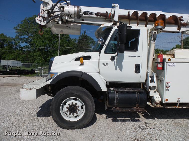 image for item DE3662 2004 International 7400 digger derrick truck