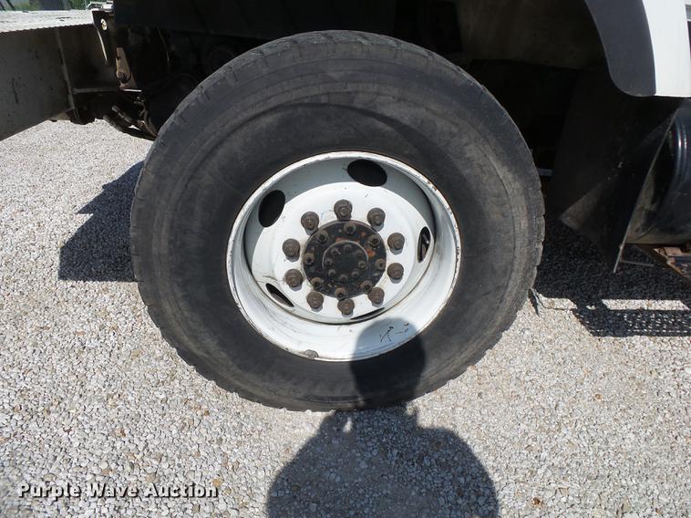 image for item DE3662 2004 International 7400 digger derrick truck