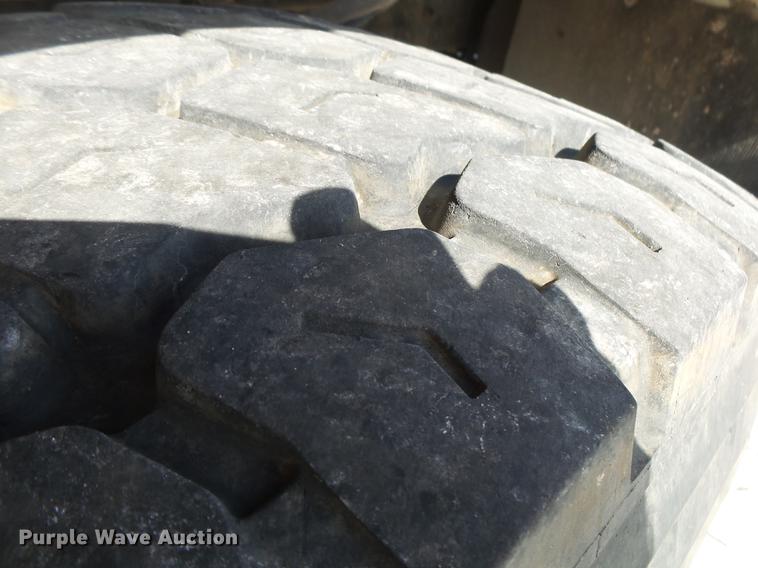 image for item DE3662 2004 International 7400 digger derrick truck