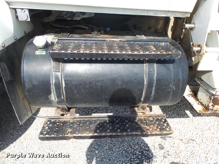 image for item DE3662 2004 International 7400 digger derrick truck