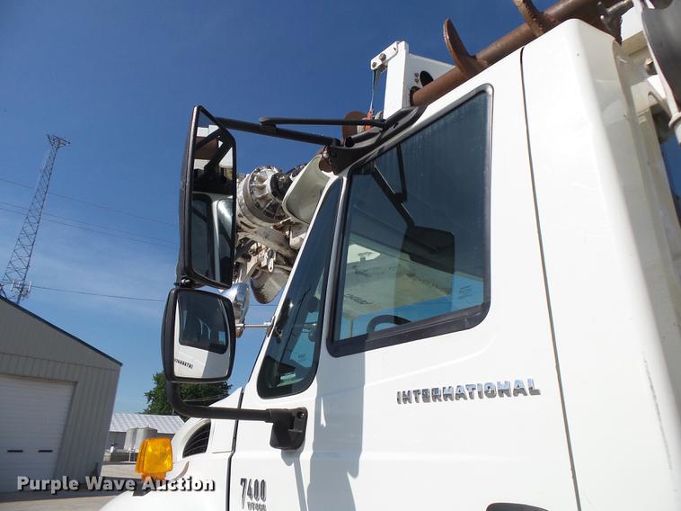 image for item DE3662 2004 International 7400 digger derrick truck