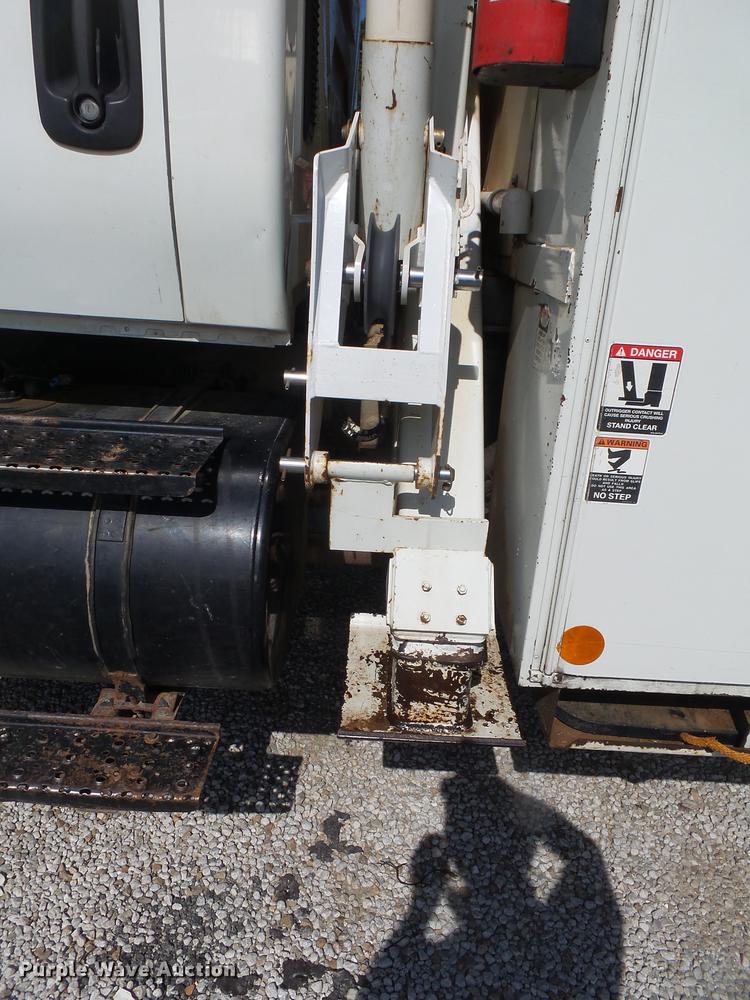 image for item DE3662 2004 International 7400 digger derrick truck