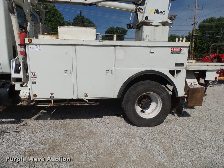 image for item DE3662 2004 International 7400 digger derrick truck