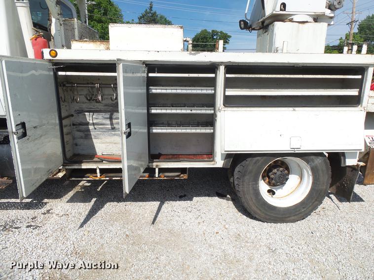 image for item DE3662 2004 International 7400 digger derrick truck