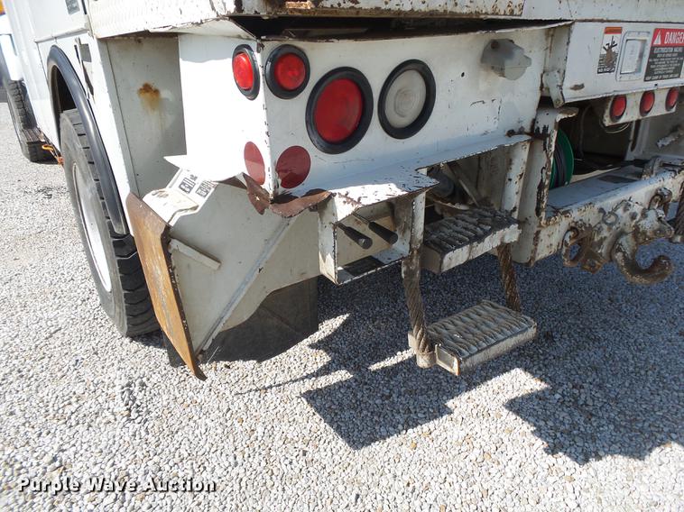 image for item DE3662 2004 International 7400 digger derrick truck