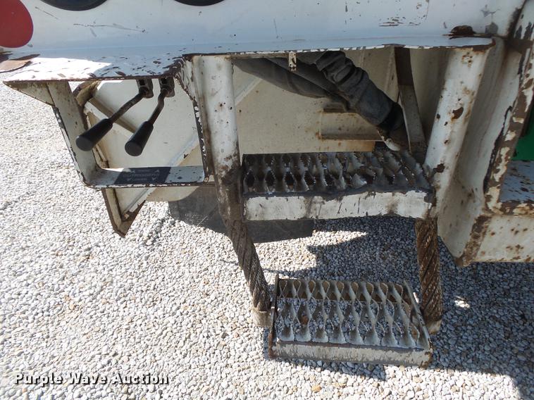 image for item DE3662 2004 International 7400 digger derrick truck