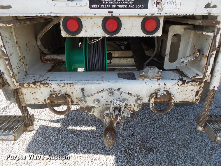 image for item DE3662 2004 International 7400 digger derrick truck