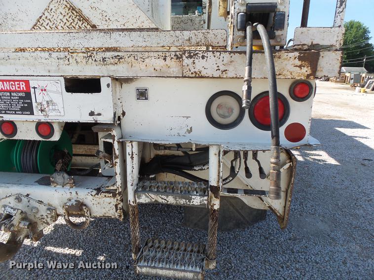 image for item DE3662 2004 International 7400 digger derrick truck