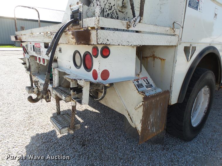 image for item DE3662 2004 International 7400 digger derrick truck