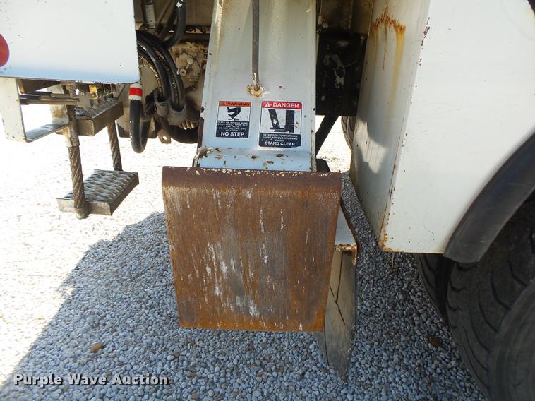 image for item DE3662 2004 International 7400 digger derrick truck