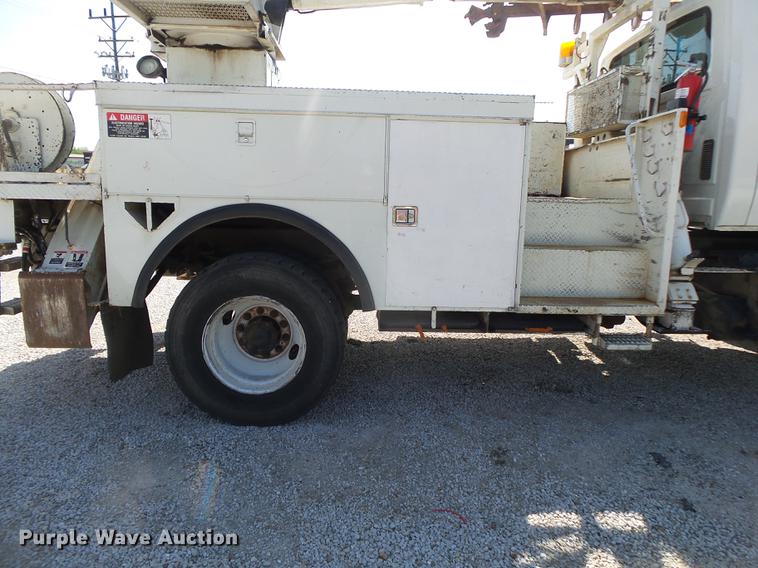 image for item DE3662 2004 International 7400 digger derrick truck