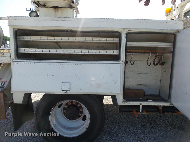 image for item DE3662 2004 International 7400 digger derrick truck