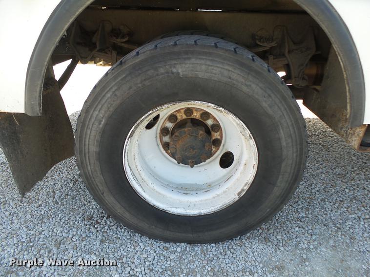 image for item DE3662 2004 International 7400 digger derrick truck