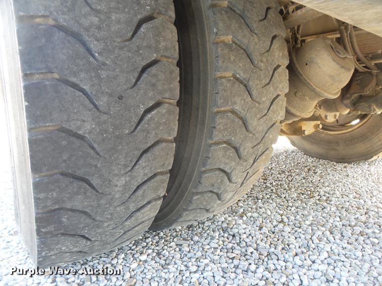 image for item DE3662 2004 International 7400 digger derrick truck