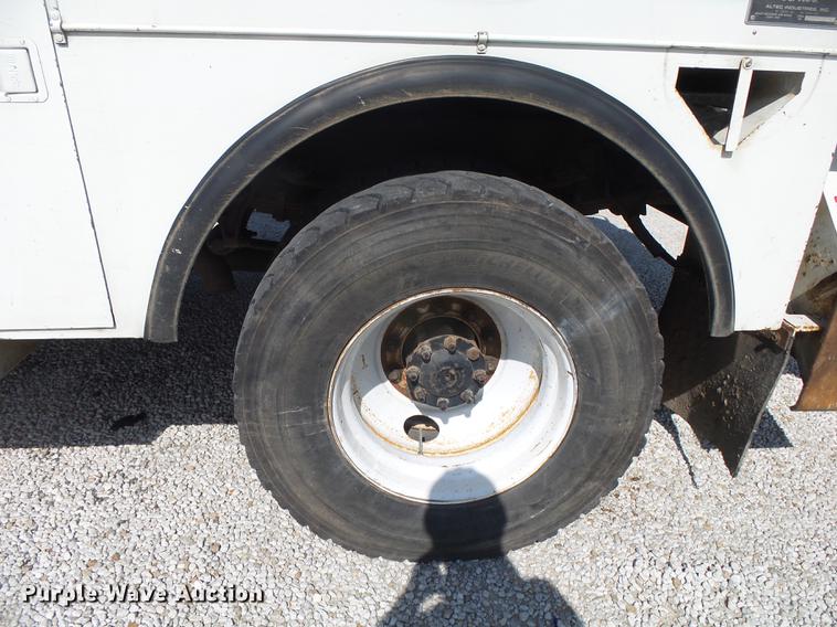 image for item DE3662 2004 International 7400 digger derrick truck